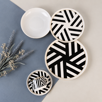 Service de table en porcelaine fine noire et blanche, motif géométrique audacieux, avec bordure dorée, vaisselle de luxe personnalisée