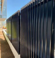 Panneaux de clôture en aluminium à lattes verticales durables avec finition noire enduite de poudre résistante à la corrosion