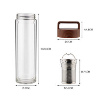 Fabricant de bouteilles en verre à double paroi avec logo personnalisé, vendant des bouteilles d'eau avec infuseur à thé et fruits, avec couvercle en bambou