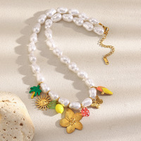 Collier Pendentif Femme en Acier Inoxydable Plaqué Or 18K avec Petite Fleur Fraîche, Arbre de Coco, Soleil et Coquillage d'Imitation Perle