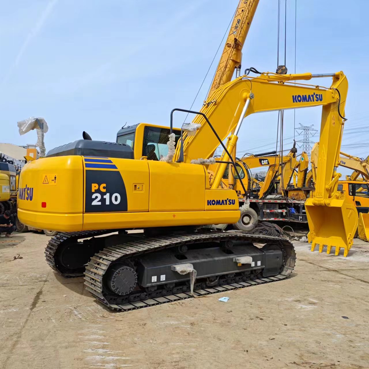 Used Komatsu PC210 Has Hydraulic Thumb and Breaker Attachment Used Hydraulic Crawler PC210 Digger with High Performance