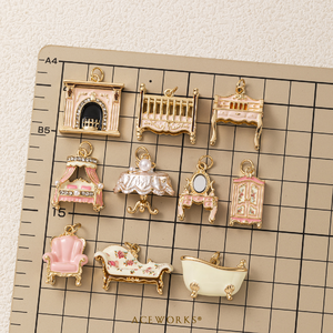 Miniature del Palazzo Rosa |   Ciondolo Gioiello in Ottone Placcato Oro 18K con Smalto, Stile Vintage Rococò Francese, per Mobili e Case delle Bambole - Product Image 4