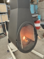Nouvelle cheminée à bois en acier au carbone noir mat de forme personnalisée avec porte en verre pour villa