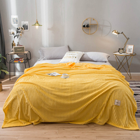 Vente en gros de couverture en flanelle Sherpa de luxe couverture en peluche douce laine corail polaire avec motif rayé pour bureau cuisine