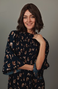 Peluca europea de encaje con certificado Kosher, Marrón castaño cálido con reflejos sutiles, pelo Natural, pelucas kosher rizadas cortas - Product Image 4