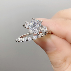 Anello Impilabile a Quattro Punte a Forma di Stella per Donne, Gioielli Scintillanti alla Moda, Vendita all'Ingrosso - Product Image 6