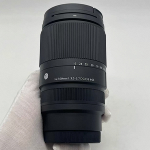 ใช้เลนส์ 16-300 มม. f/3.5-6.7 DC OS Contemporary E — เลนส์มิเรอร์เลสซูม 18.8 เท่าที่เป็นอันดับหนึ่งของโลก  เลนส์เดียวครอบคลุมทุกการใช้งาน สีเทา - Product Image 1