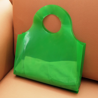 Sac de courses en plastique réutilisable et léger avec poignée découpée, idéal pour l'emballage de vêtements et de cadeaux en magasin