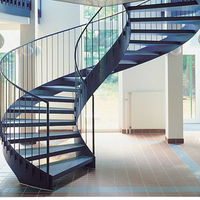 Escalier intérieur en bois courbé durable, design moderne, en fer forgé