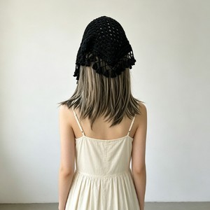 Foulard triangulaire ajouré tricoté avec pompons, style bohème, à nouer, pour femme - Product Image 2