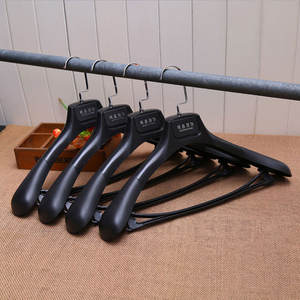 Kledinghangers van kunststof, OEM, extra brede schouder, zwart - Product Image 1