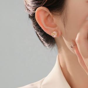 Pendientes de Circonita Rosa Simples y Elegantes para Mujer, Diseño de Lujo Ligero, Estilo Moderno, Versátiles y para Regalo - Product Image 4