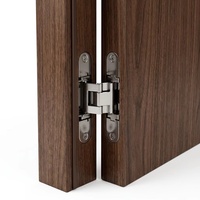 Puerta Interior de Madera con Acabado Personalizable, Inserciones Metálicas Horizontales, Bisagras Ocultas y Núcleo de MDF Insonorizado