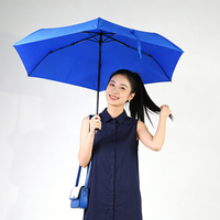 Parapluie manuel pliant en trois sections, 8 baleines, résistant au vent, en tissu 190T, au design classique, idéal pour les cadeaux d'affaires et les voyages