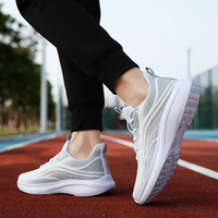 Sepatu Sneakers Kasual Pria Hitam Putih Sol Tebal EVA Bernapas Ringan Stok Pabrik OEM Siap Kirim