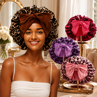 Bonnet en satin imprimé léopard avec nœud papillon et longue queue pour cheveux bouclés, tresses et cheveux naturels – Vente en gros pour femmes