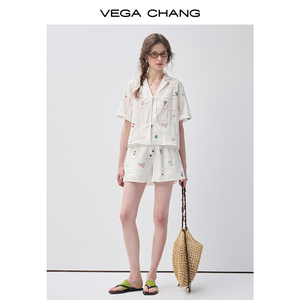 VEGA CHANG Completo Due Pezzi Bianco Ricamato <span class=keywords><strong>con</strong></span> Occhielli per Donna, Top a Maniche Corte <span class=keywords><strong>con</strong></span> Laccetti e <span class=keywords><strong>Pantaloncini</strong></span>, <span class=keywords><strong>Outfit</strong></span> Casual - Product Image 2