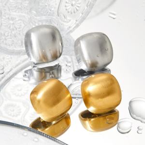 Boucles d'oreilles clous carrées dorées vintage pour femmes, finition mate brossée, en acier inoxydable, style classique, vente en gros - Product Image 2