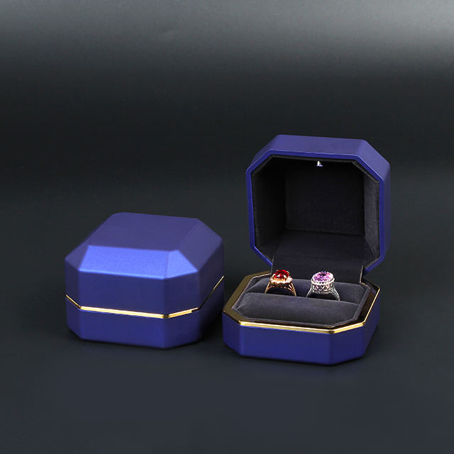 แหวนสีฟ้า