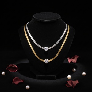 Nueva Cadena de Clavícula para Mujer con Zirconia en Forma de Corazón Tridimensional, Chapado al Vacío, Estilo Lujoso y Moderno con Perlas - Product Image 1