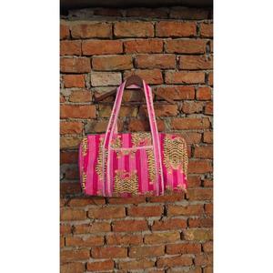 Bolsa de Lona Acolchada de Algodón Hecha a Mano, Interior Espacioso y Ligero, Diseño Duradero con Estampado Tradicional, Ideal para Viajar - Product Image 2