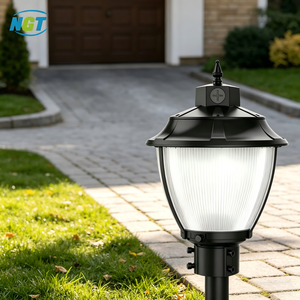 Lampadaire extérieur NGT en aluminium étanche avec capteur crépusculaire et panneaux en verre trempé pour l'arrière-cour - Product Image 1