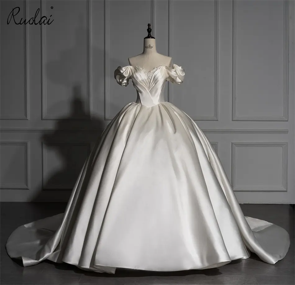 Ruolai ZD05056 연인 볼 가운 샘플 오프 숄더 및 레이스 업 볼 가운 웨딩 드레스