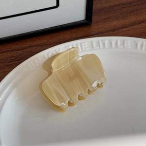 Design carré miniature, compact et léger, parfait pour les coiffures mi-hautes ou les petites sections de cheveux. - Product Image 4