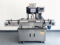 Hone Capsuleuse automatique à grande vitesse vissant la machine de capsulage de bouteille pour la machine plus étroite de pot de tête de pompe de pulvérisation avec la ceinture latérale