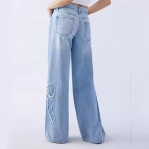 Pantalon évasé décontracté pour femme, taille haute, coupe ample, jambe large droite, en jean écologique déchiré, uni avec logo à la taille - Product Image 2