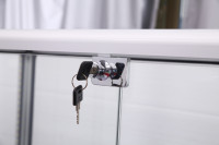 Meistverkaufte LED-Glas-Theke mit Aluminiumrahmen, Vitrine für Rauchshops, Ladendisplay-Schrank mit Verstellbaren Regalen