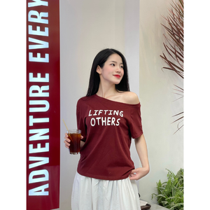 T-shirt asymétrique pour femme MISOUL, manches courtes, imprimé lettre à la mode, tissu en coton papier doux couleur rouge prune - Product Image 2