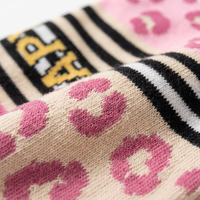 Chaussettes en coton jacquard personnalisées OEM, chaussettes tubulaires asymétriques amusantes à imprimé léopard coloré pour filles