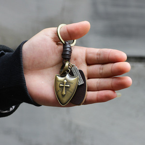 Porte-clés rétro personnalisé en cuir véritable, style bouclier croix de chevalier en bronze antique - Product Image 3