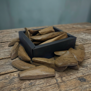 Sanai Baraq Merauke Mengkilat 38, una pieza de madera de agar encantada por la llama, muy buscada para ceremonias vibrantes de bakhoor. - Product Image 1