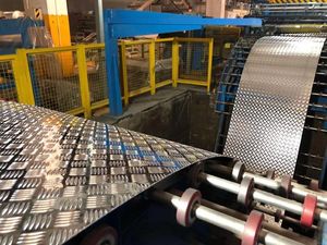 แผ่นเหล็กลายนูนลายตารางหมากรุกเหล็กกล้าคาร์บอนเหล็กแผ่นรีดร้อน S235JR Q235B A36ลวดลายขายดี - Product Image 6