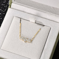 Ensemble de bijoux en argent sterling 925 avec boucles d'oreilles torsadées en moissanite de 1,3 mm et collier pendentif trèfle à quatre feuilles en moissanite de 3 mm et 2,5 mm