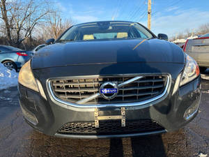 Vente en gros – Volvo S60 T5 4 portes berline automatique 2012 avec régulateur de température, sièges en cuir, écran tactile, radio, toit ouvrant, caméra de recul et feux LED 8 - Product Image 3