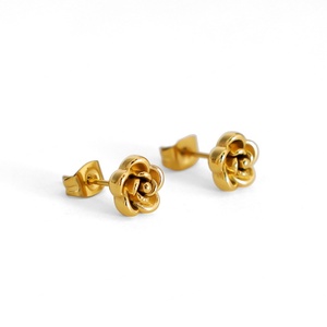 Nouvelles Boucles d'Oreilles Clous Fleur Rose en Acier Inoxydable Hypoallergénique Plaqué Or 18K PVD, Étanche, Vente en Gros, Design 2025 - Product Image 1