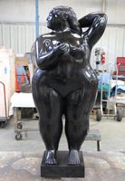Fernando Botero Statue de grosse dame nue en bronze grandeur nature pour extérieur tenant une sculpture de bébé