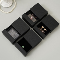 Boîte à bijoux en papier de luxe avec logo personnalisé pour boucle d'oreille et collier Éponge noire pour bracelet Boîtes de rangement en film PE pour bagues Emballage cadeau