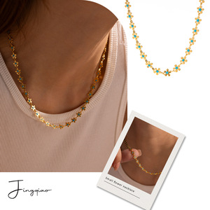 Collier Yueli à petites fleurs, plaqué or, en acier titane, pour femme, à porter tous les jours, collier fin avec pendentif - Product Image 1