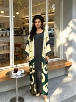 Robe longue Kaftan africaine en gros pour femme, avec perles dorées, bande centrale, panneau avant noir, motif abstrait supérieur, motif rond inférieur et écharpe