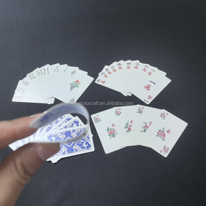 Cartes à jouer OEM personnalisables en PVC 100% étanches boîte de cartes de <span class=keywords><strong>poker</strong></span> 0.32mm emballage avec fermeture magnétique pour usage familial - Product Image 2