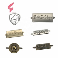 Accessoires de logo de marque personnalisés en zinc de haute qualité, design de lettres métalliques, finition gaufrée/gravée, placage sans nickel, luxe