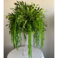Décoration florale de centre de table en forme de boule de fleurs avec feuillage et vignes pour banquets et événements