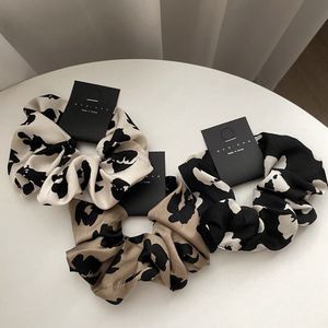 Chouchous en satin imprimé léopard surdimensionnés, grands élastiques soyeux pour cheveux, attaches de queue de cheval, accessoires de mariage de luxe en gros - Product Image 2