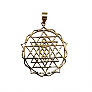 Colgante de latón Shree Yantra, colgante liso de Yogo, Color dorado, de Chakra - Product Image 1
