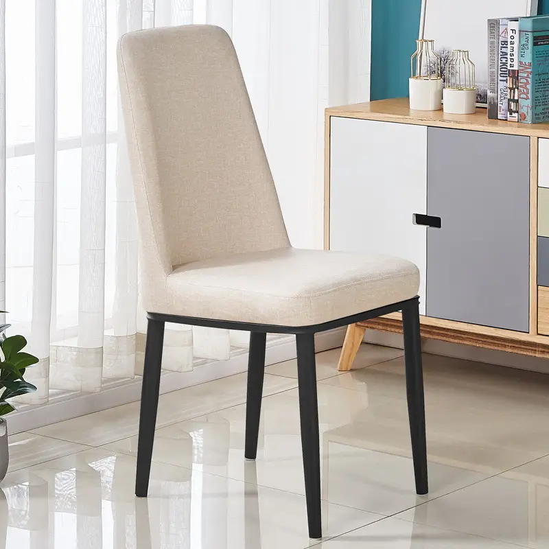 Im Wohnzimmer werden moderne, einfache Esszimmers tühle aus Leder mit hoher Rückenlehne verwendet