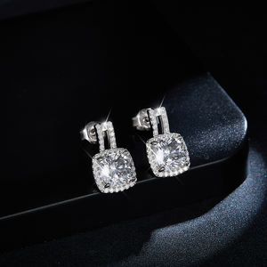 ต่างหูเงินทรงคุชชั่น 4.15 กะรัต ประดับเพชรโมอิสซาไนต์ทรงเหลี่ยมมรกต ดีไซน์ลายกุญแจ สำหรับโอกาสพิเศษ - Product Image 4